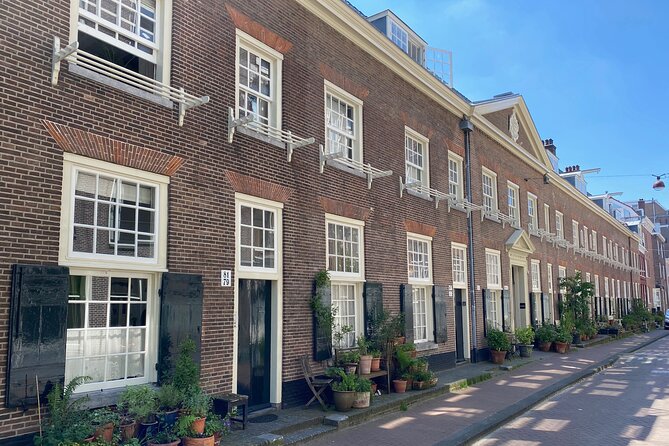 Explore hidden streets with friends - Crossing the Canal Ring for a closer look at city growth