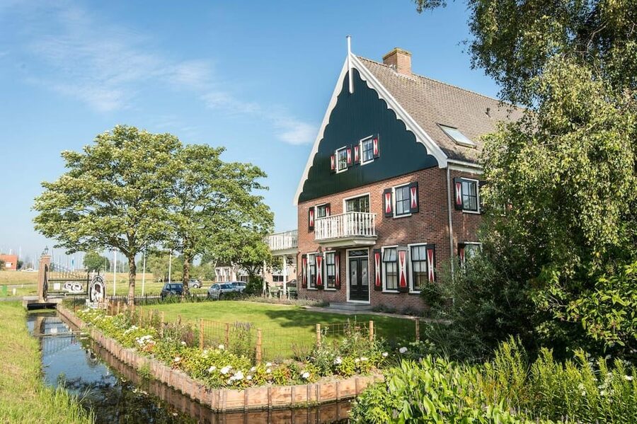 From Amsterdam; Alkmaar Cheese market & Zaanse Schans - The 30-minute guided walk through Alkmaar