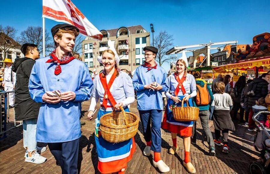 From Amsterdam; Alkmaar Cheese market & Zaanse Schans - How the timing affects the experience