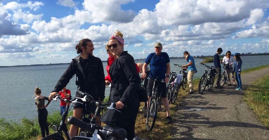 From Amsterdam: Countryside Bike Tour - Holysloot and the apple pie stop
