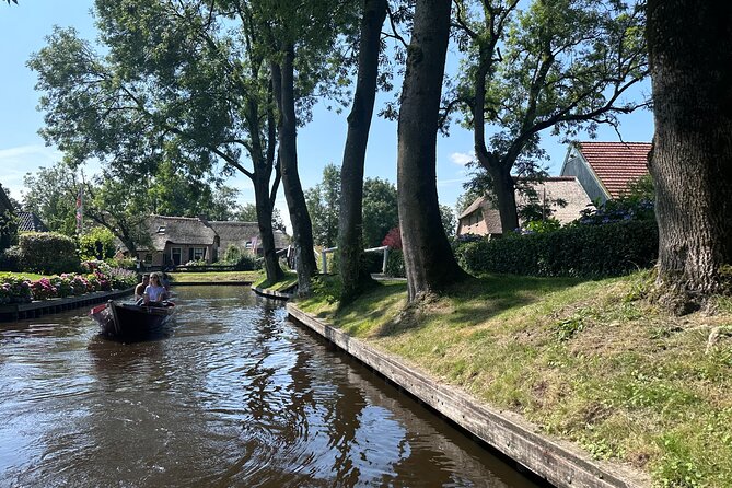 From Amsterdam: Giethoorn Day Trip with Canal & Village Tour - Arriving in Giethoorn by canal