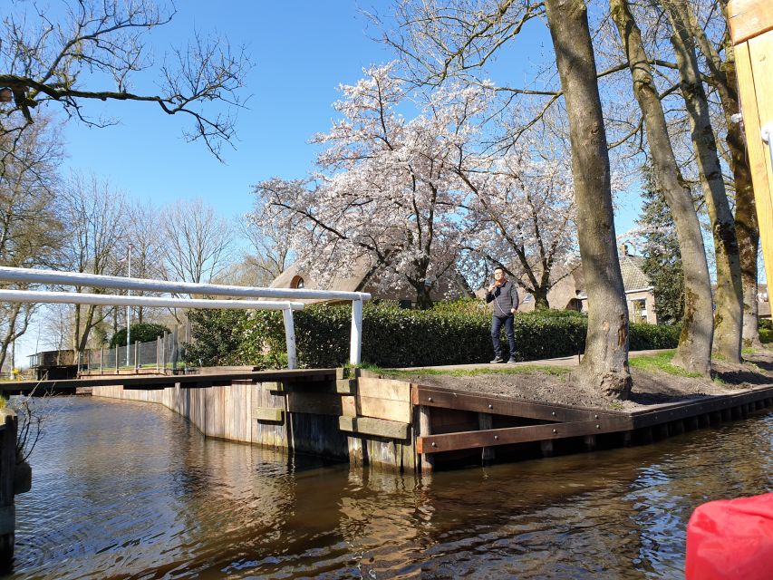 From Amsterdam: Giethoorn Day Trip with Small Electric Boat - Who should book this Giethoorn trip?
