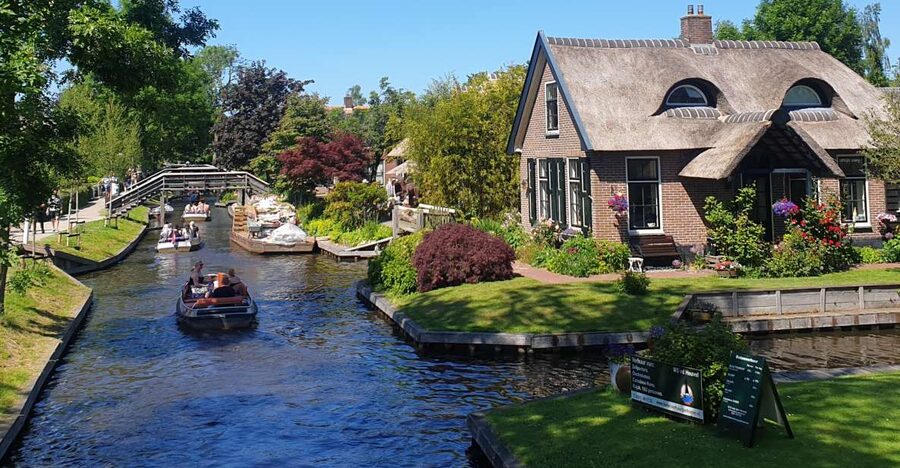 From Amsterdam: Giethoorn Day Trip with Small Electric Boat - The 100-minute ride from Amsterdam
