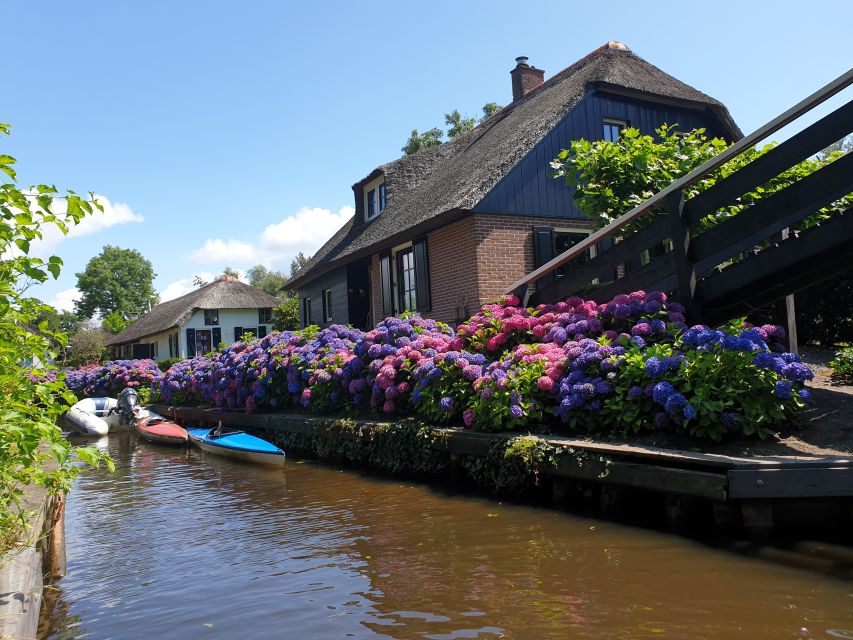 From Amsterdam: Giethoorn Day Trip with Small Electric Boat - One hour on the small electric boat