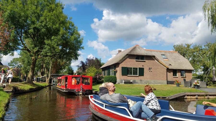 From Amsterdam: Giethoorn Day Trip with Small Electric Boat - Lunch and two hours to explore