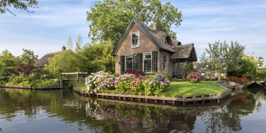 From Amsterdam: Giethoorn Day Trip with Small Electric Boat - The small group and the guide make a difference