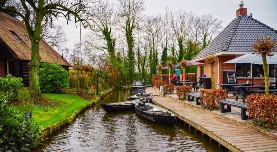From Amsterdam: Giethoorn Guided Day Trip with Canal Cruise - The One-Hour Canal Cruise