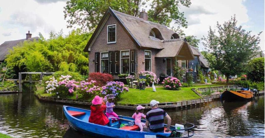 From Amsterdam: Giethoorn Guided Day Trip with Canal Cruise - Meeting at Prins Hendrikkade 59