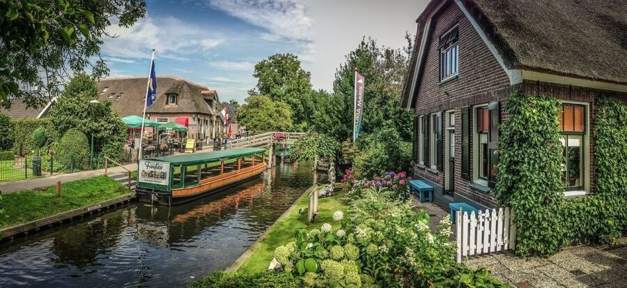 From Amsterdam: Giethoorn Sightseeing Tour and Canal Cruise - Why Giethoorn Feels Different
