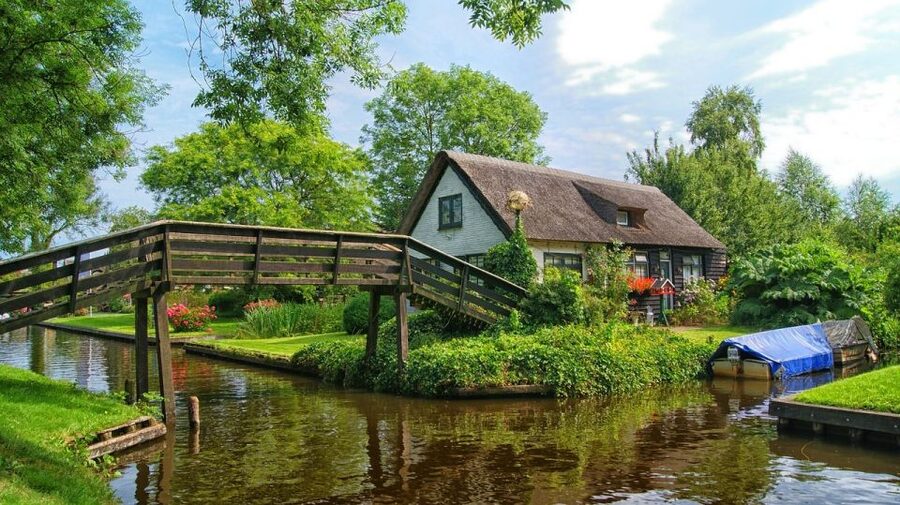 From Amsterdam: Giethoorn Sightseeing Tour and Canal Cruise - Lunch and Free Time in Giethoorn