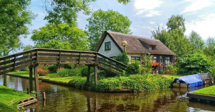 From Amsterdam: Giethoorn Sightseeing Tour and Canal Cruise - The One-Hour Canal Cruise