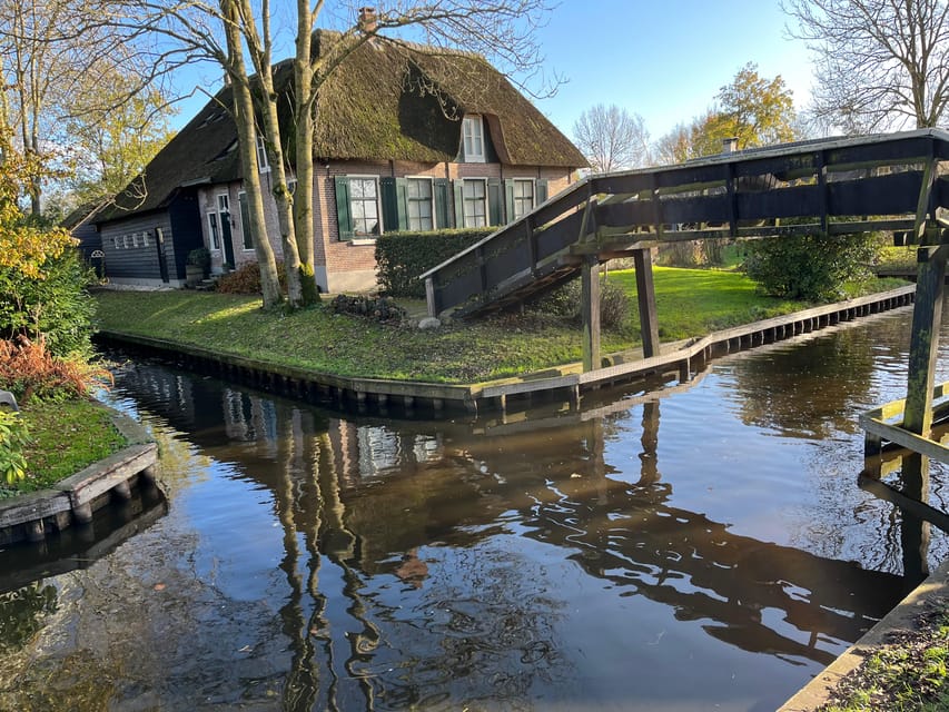 From Amsterdam: Giethoorn Small Group Tour with Boat Ride - The Small Boat Cruise Through Giethoorn