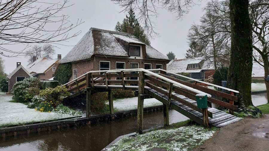 From Amsterdam: Giethoorn Small Group Tour with Boat Ride - Arriving in the Village Without Roads