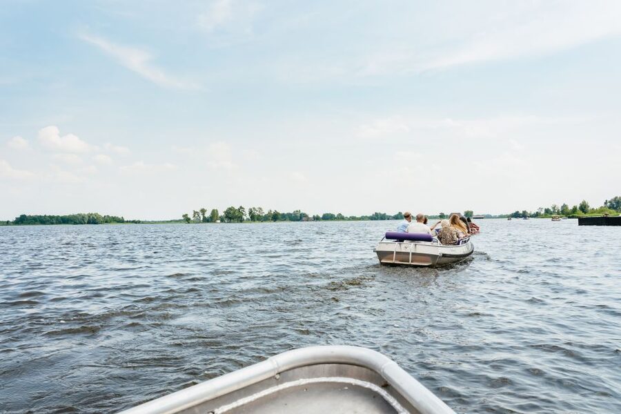 From Amsterdam: Giethoorn & Zaanse Schans Tour w/ Small Boat - Should you book this Giethoorn and Zaanse Schans tour?