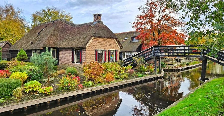 From Amsterdam: Giethoorn & Zaanse Schans Tour w/ Small Boat - Meeting at Amsterdam Central Station