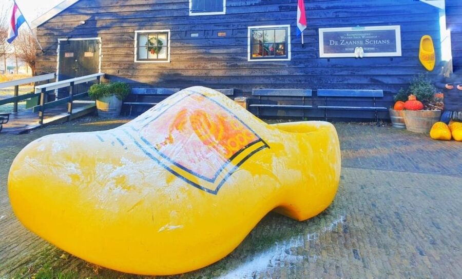 From Amsterdam: Giethoorn & Zaanse Schans Tour w/ Small Boat - Giethoorn by electric whisper boat