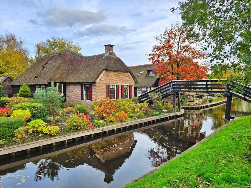 From Amsterdam: Giethoorn & Zaanse Schans Tour w/ Small Boat - Free time on Giethoorn’s footpaths