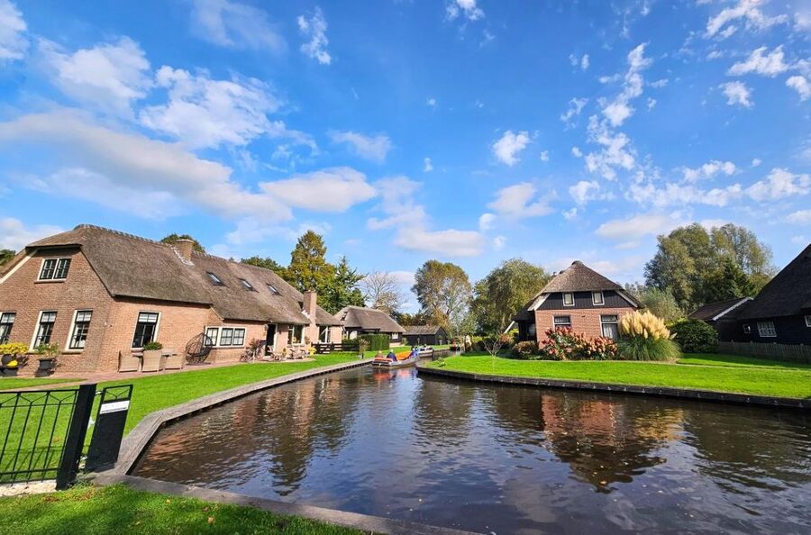 From Amsterdam: Giethoorn & Zaanse Schans Tour w/ Small Boat - Practical tips for a smoother day