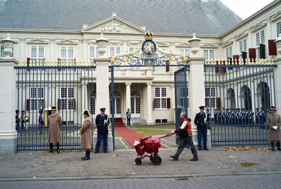 From Amsterdam: Guided Trip to Rotterdam, Delft & The Hague - The Hague: government, royal life and international law