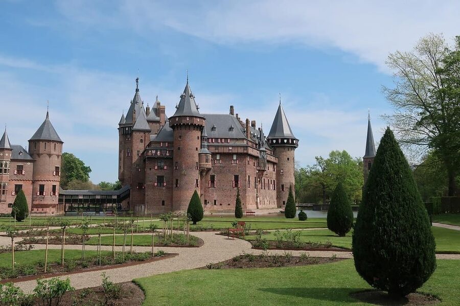 From Amsterdam: Muiderslot and De Haar Castle Tour - Muiderslot, a compact medieval stronghold