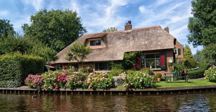 From Amsterdam: Private Tour to Giethoorn with Canal Cruise - First view of the village’s thatched farms