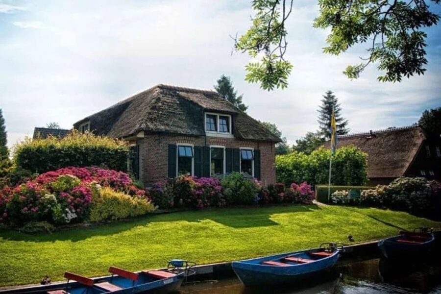 From Amsterdam: Private tour to Giethoorn with private boat - Seeing Giethoorn on foot before taking the helm