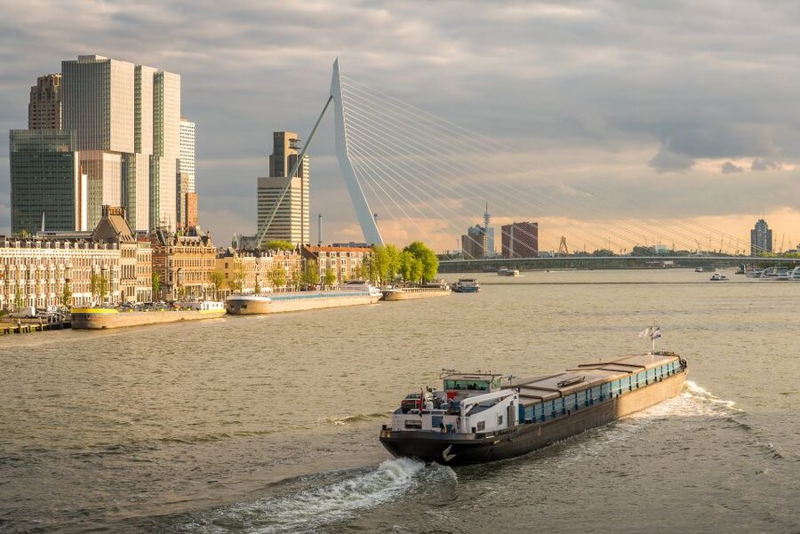 From Amsterdam: Rotterdam and The Hague Tour in Spanish - Oude Haven and the Markthal