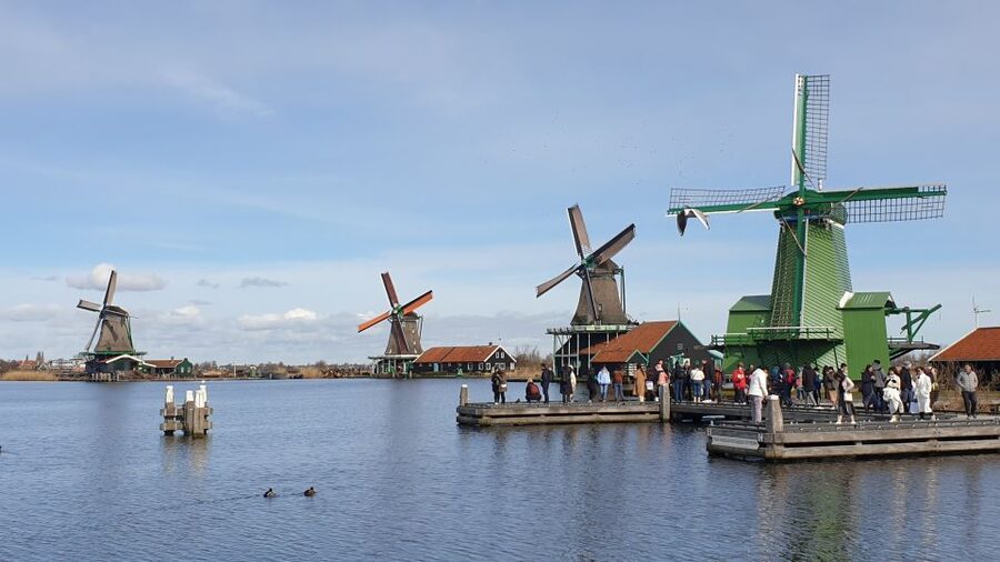 From Amsterdam: Small Group Zaanse Schans and Volendam Tour - Volendam around noon: an old port and seaside food