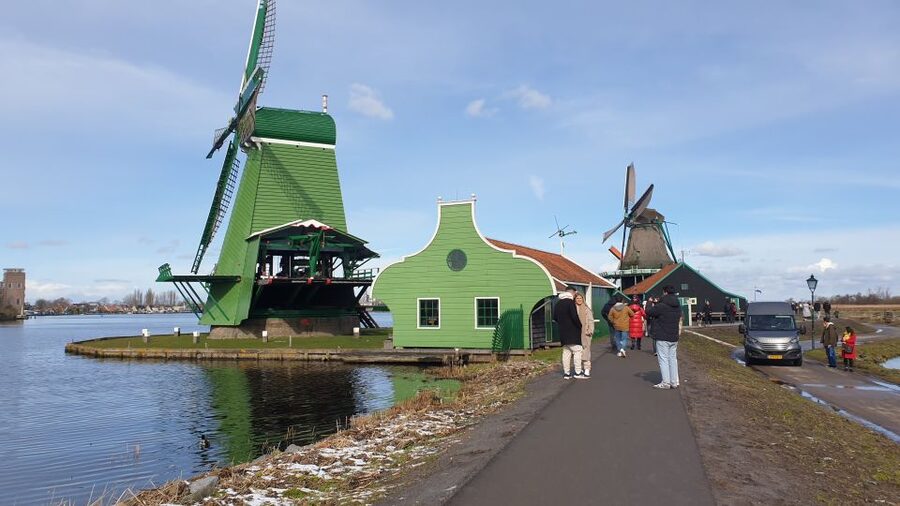 From Amsterdam: Small Group Zaanse Schans and Volendam Tour - Zaanse Schans: windmills, workshops, and old Dutch style