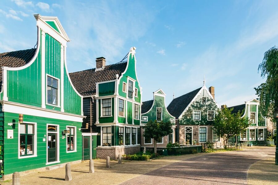 From Amsterdam: Zaanse Schans, Edam, & Marken Full-Day Trip - The bus, guides, and day-to-day organization