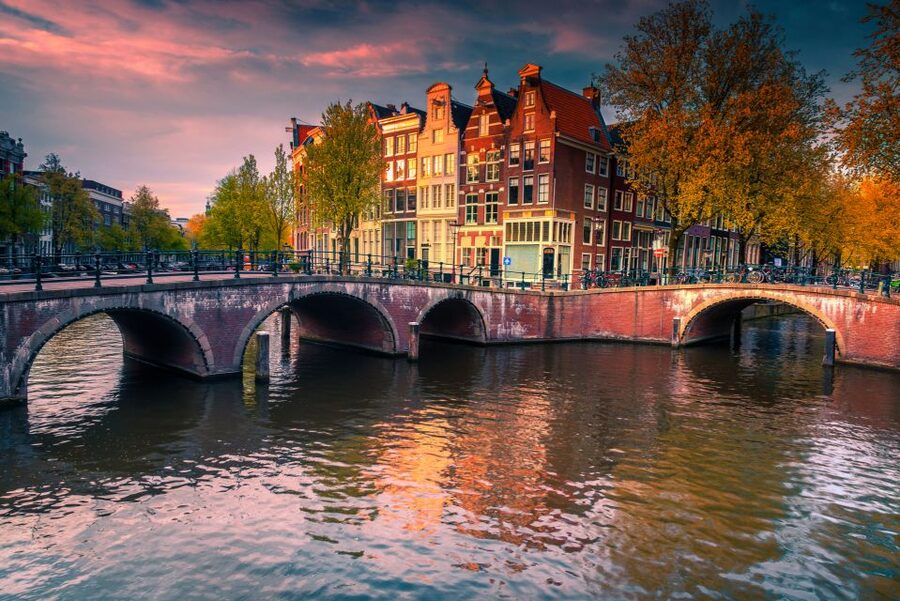 From Brussels: Day Trip to Amsterdam with Canal Boat Cruise - Guides make the difference