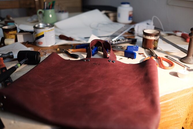 Genuine Leather Tote Bag Workshop in Leiden - Making the bag one step at a time