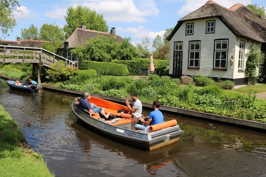 Giethoorn: 2,5 Hours 7 persons boat steeringwheel + cushions - Key points to know before steering off