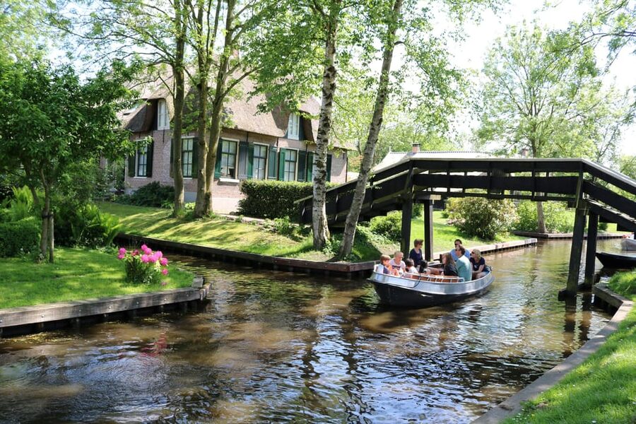 Giethoorn: 2,5 Hours 7 persons boat steeringwheel + cushions - Through the centre of Giethoorn