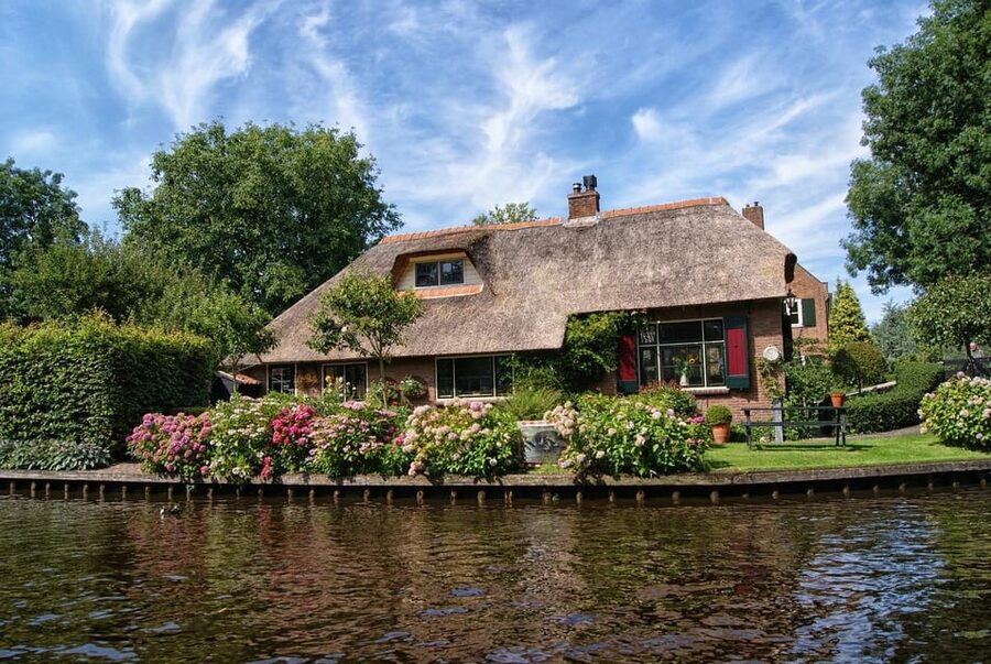 Giethoorn: 2,5 Hours 7 persons boat steeringwheel + cushions - Finding nature and choosing a stop
