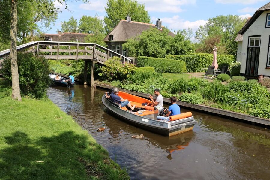 Giethoorn: 2,5 Hours 7 persons boat steeringwheel + cushions - What the boat is like for a group