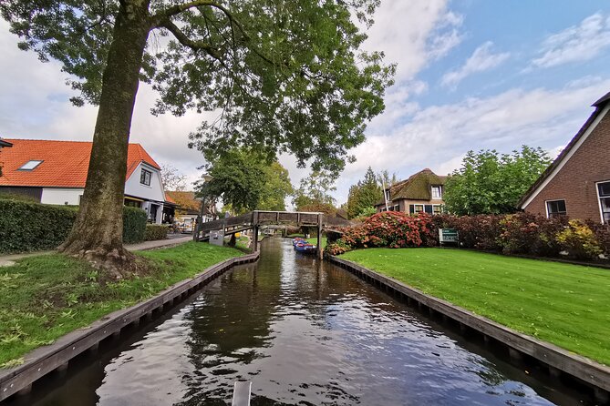 Giethoorn, Afsluitdijk, Zaanse Schans Day Tour Incl Hotel Pick Up - Pickup rules you should check before paying