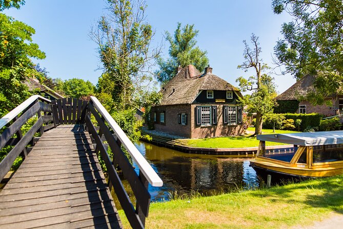 Giethoorn and Afsluitdijk Day Trip from Amsterdam with Boat Trip - Leaving Amsterdam for Giethoorn