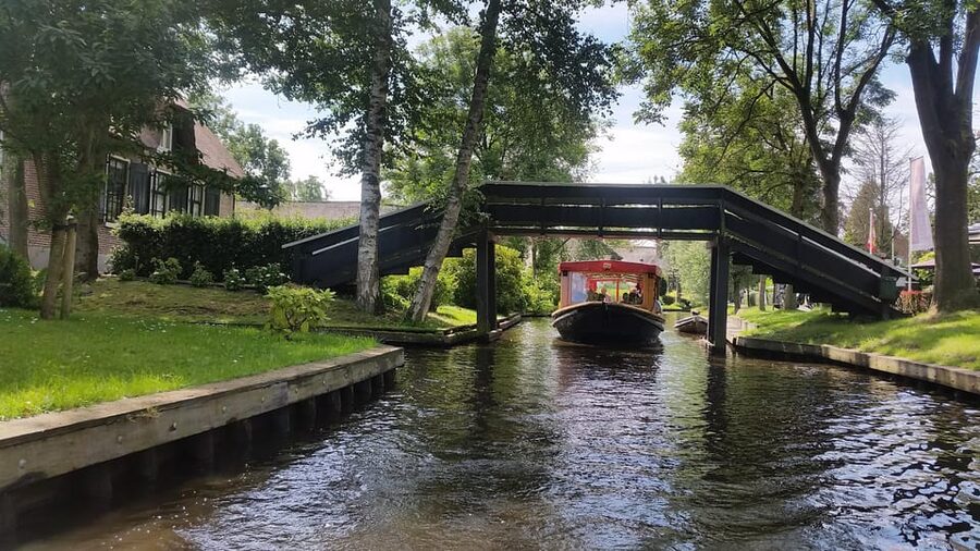 Giethoorn: Canal cruise Giethoorn village and lake - Why Giethoorn makes more sense by boat