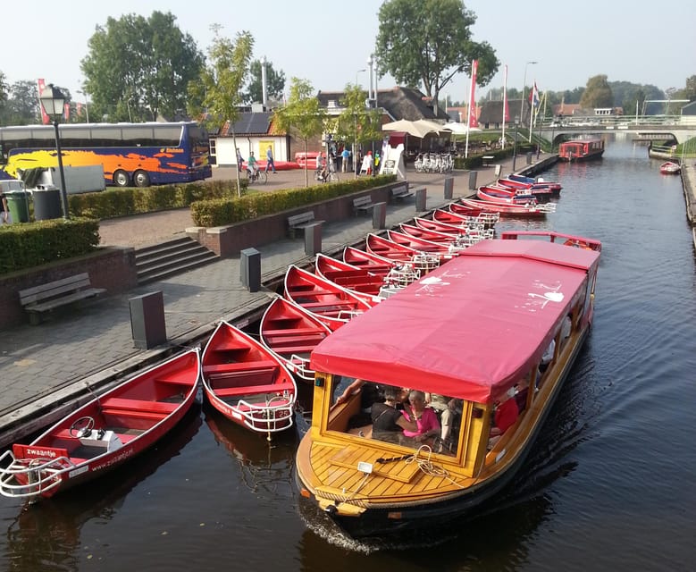 Giethoorn: Canal cruise Giethoorn village and lake - Captain commentary or a nine-language audio guide