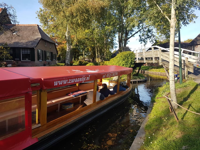 Giethoorn: Canal cruise Giethoorn village and lake - Comfort, weather, and accessibility