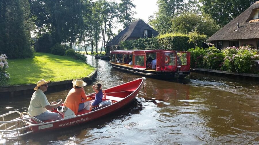 Giethoorn: Canal cruise Giethoorn village and lake - How long the hour really feels