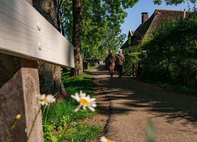 Giethoorn: Canal Cruise & lake Tour & Sightseeing Village - Who will enjoy this format most
