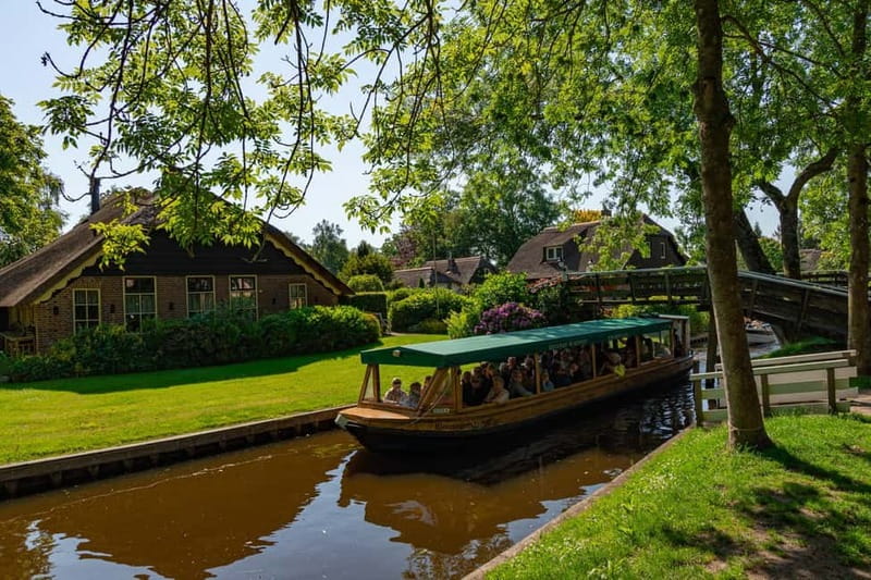 Giethoorn: Canal Cruise & lake Tour & Sightseeing Village - Timing your three hours well