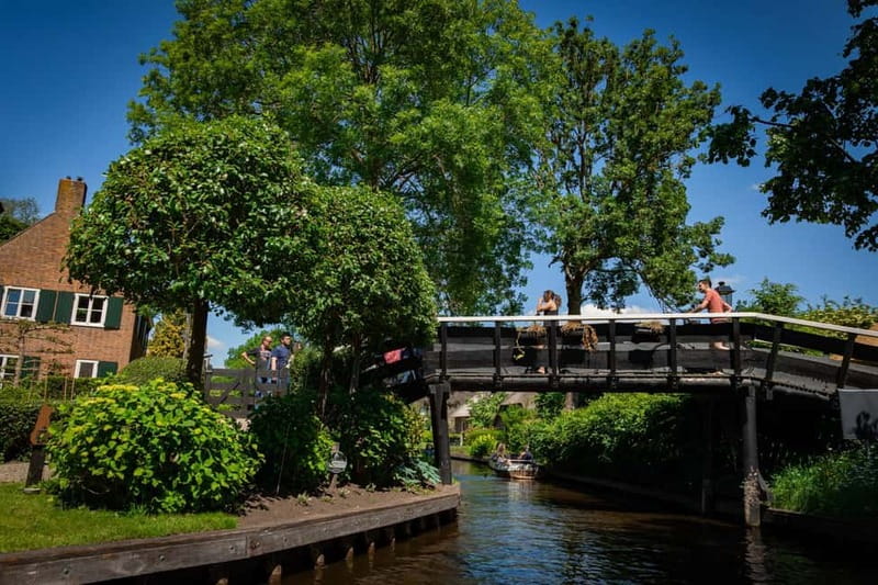 Giethoorn: Canal Cruise & lake Tour & Sightseeing Village - Should you book the Giethoorn boat and village tour?