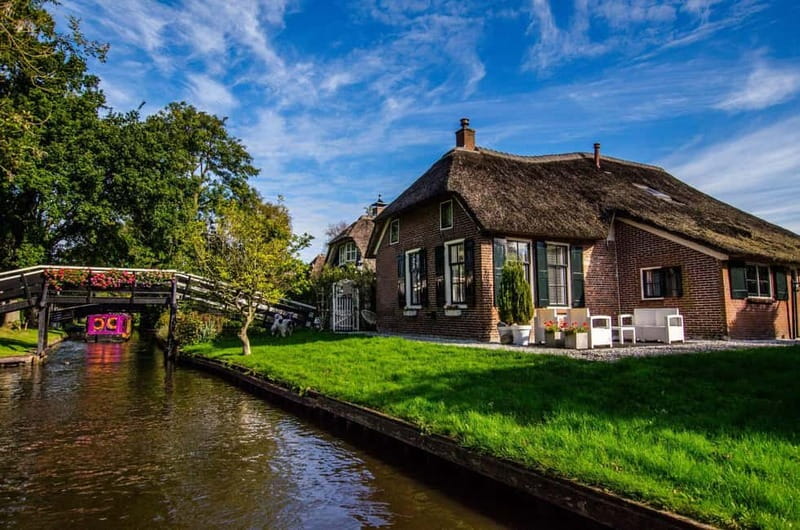 Giethoorn: Canal Cruise & lake Tour & Sightseeing Village - A warm boat through Giethoorn’s waterways