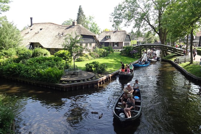 Giethoorn Day Tour from Amsterdam with Small Boat Ride - Lunch and free time in Giethoorn