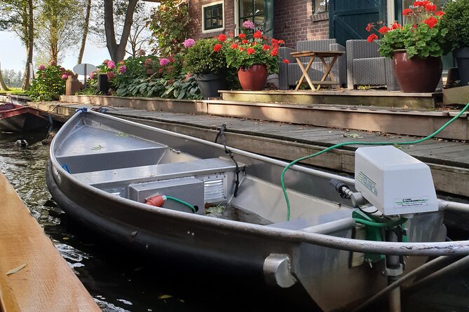 Giethoorn Day Tour from Amsterdam with Small Boat Ride - The guides can shape the whole day