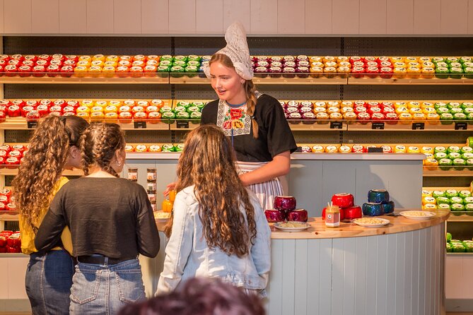 Giethoorn Day Trip from Amsterdam With Cruise and Cheeseplatter - Two and a half hours to explore Giethoorn