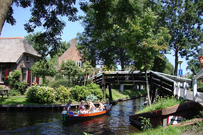 Giethoorn Day Trip from Amsterdam With Cruise and Cheeseplatter - The 90-minute ride back to Amsterdam